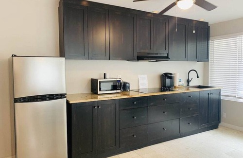 Demere Park Casa | 1 BR Island Retreat! Walk to the beach, Pier, Tennis, Picleball & Food. Sleeps 4