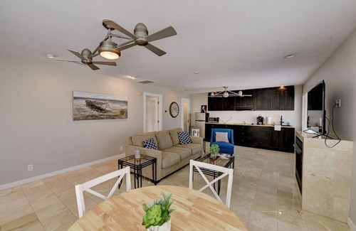 Demere Park Casa | 1 BR Island Retreat! Walk to the beach, Pier, Tennis, Picleball & Food. Sleeps 4