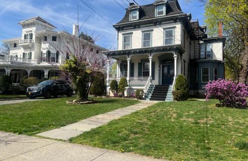 Poughkeepsie Apartamento | 1 Br Private Victorian Apt in convenient City location on half acre sleeps 4