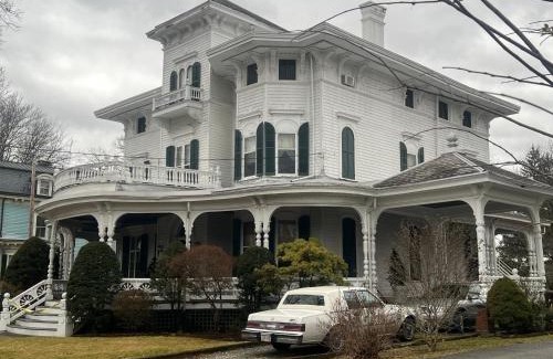 Poughkeepsie Apartamento | 1 Br Private Victorian Apt in convenient City location on half acre sleeps 4