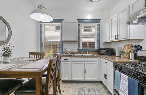 Independence Casa | 1 BR/1 BA Near Kauffman|Townhome|Cozy Bed