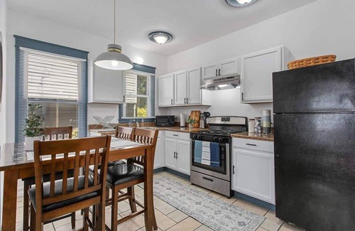 Independence Casa | 1 BR/1 BA Near Kauffman|Townhome|Cozy Bed