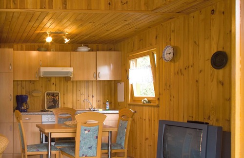 Druebeck Casa | 1 cómoda cabaña de madera con chimenea en el bosque, perro bajo petición