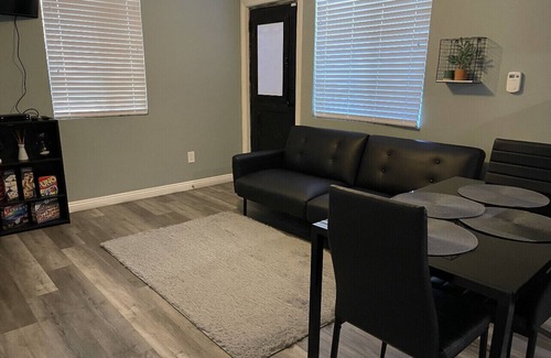 Maywood Casa | 1 GIG Wifi Guest House