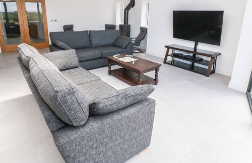 Dwyran Cabaña | 1 GWEL Y GOEDWIG, family friendly, with open fire in Newborough