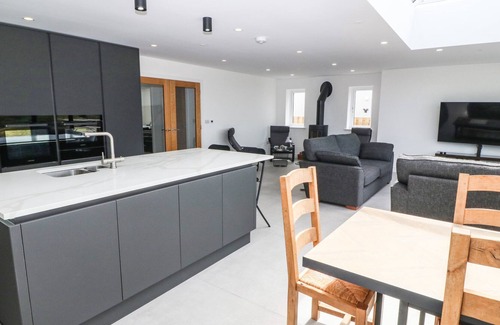 Dwyran Cabaña | 1 GWEL Y GOEDWIG, family friendly, with open fire in Newborough