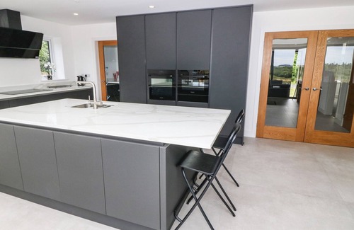 Dwyran Cabaña | 1 GWEL Y GOEDWIG, family friendly, with open fire in Newborough