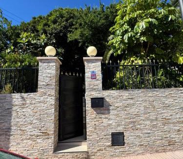 San Vicente del Raspeig Casa | 1 Habitación con baño privado frente a la piscina, máximo para 4 personas, No es la casa completa,1cama y 1 sofa-cama