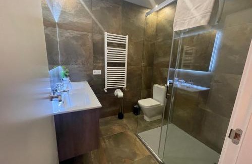 San Vicente del Raspeig Casa | 1 Habitación con baño privado frente a la piscina, máximo para 4 personas, No es la casa completa,1cama y 1 sofa-cama