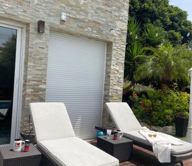 San Vicente del Raspeig Casa | 1 Habitación con baño privado frente a la piscina, máximo para 4 personas, No es la casa completa,1cama y 1 sofa-cama