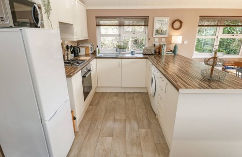 Narberth Cabaña | 1 HORNBEAM LODGE, family friendly, with hot tub in Narberth