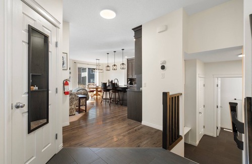 Cochrane Casa | 1 hr to Banff – Convenient for families and group travellers.