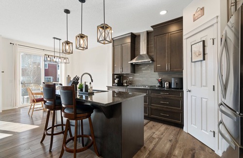 Cochrane Casa | 1 hr to Banff – Convenient for families and group travellers.