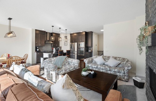 Cochrane Casa | 1 hr to Banff – Convenient for families and group travellers.