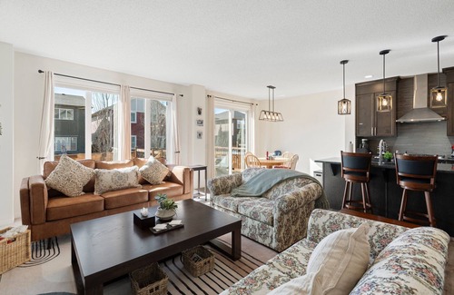 Cochrane Casa | 1 hr to Banff – Convenient for families and group travellers.