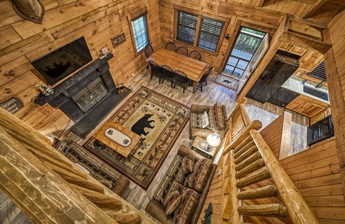 Cosby Cabina | #1 KID'S CABIN!! JUST RENOVATED| CREEK| MINI GOLF⛳️PIRATE PLAY SHIP🏴‍☠️ HOT TUB