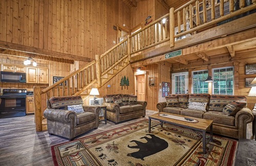 Cosby Cabina | #1 KID'S CABIN!! JUST RENOVATED| CREEK| MINI GOLF⛳️PIRATE PLAY SHIP🏴‍☠️ HOT TUB
