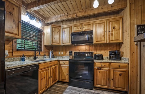 Cosby Cabina | #1 KID'S CABIN!! JUST RENOVATED| CREEK| MINI GOLF⛳️PIRATE PLAY SHIP🏴‍☠️ HOT TUB
