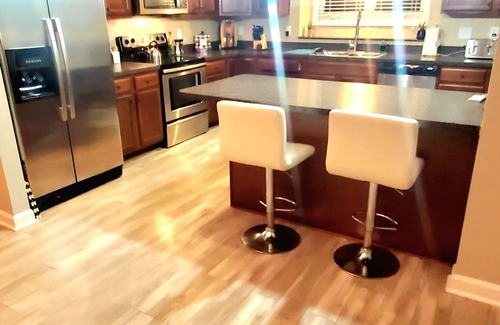 Westgate Casa | 1 King suite 2 queen's bedroom lfamily home great location!