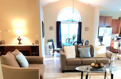 Westgate Casa | 1 King suite 2 queen's bedroom lfamily home great location!