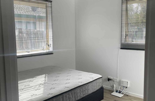Glen Eden Casa | 1 large room in cozy 3-Bedroom in glen eden