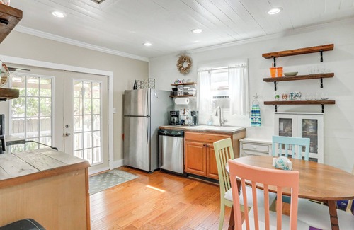 Galveston Cabaña | 1 Mi to Beach: Colorful Cottage in Galveston!