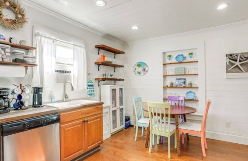 Galveston Cabaña | 1 Mi to Beach: Colorful Cottage in Galveston!