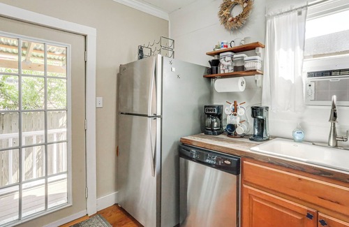 Galveston Cabaña | 1 Mi to Beach: Colorful Cottage in Galveston!