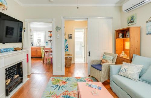 Galveston Casa | 1 Mi to Beach Colorful Cottage in Galveston!