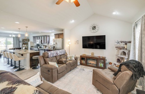 Issue Casa | 1 Mi to Colonial Beach Boardwalk: Home w/ Fire Pit