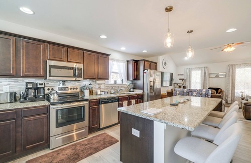 Issue Casa | 1 Mi to Colonial Beach Boardwalk: Home w/ Fire Pit