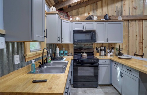 Greers Ferry Cabina | < 1 Mi to Devils Fork Recreation Area: Cozy Cabin!