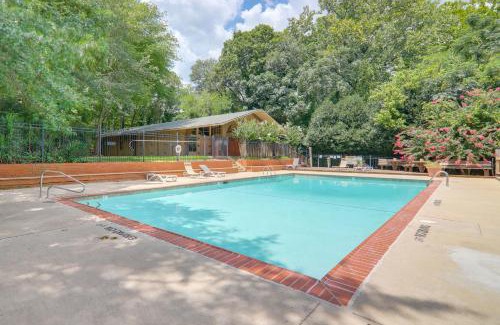Athens Apartamento | 1 Mi to Dtwn and UGA Condo with Pool in Athens!