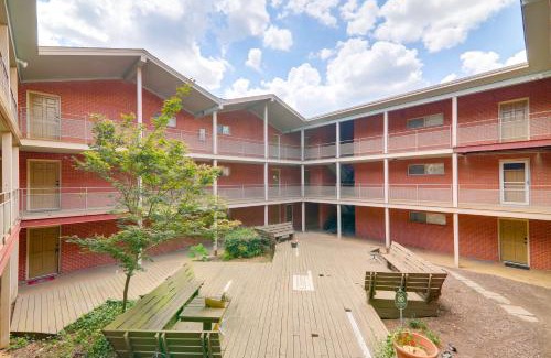Athens Apartamento | 1 Mi to Dtwn and UGA Condo with Pool in Athens!