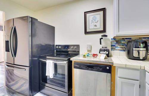 Georgetown Apartamento | 1 Mi to Dtwn + Fenced Yard: Georgetown Getaway!