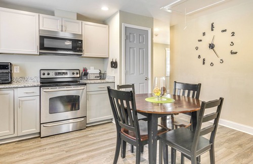 Monroe Apartamento | 1 Mi to Dtwn Monroe: Family-Friendly Duplex!