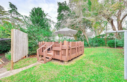 Wilmington Cabaña | 1 Mi to Dtwn Wilmington: Quiet Cottage w/ Deck