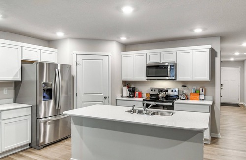 Waukee Casa | 1 Mi to Golf: Quiet Waukee Home w/ Fireplace!