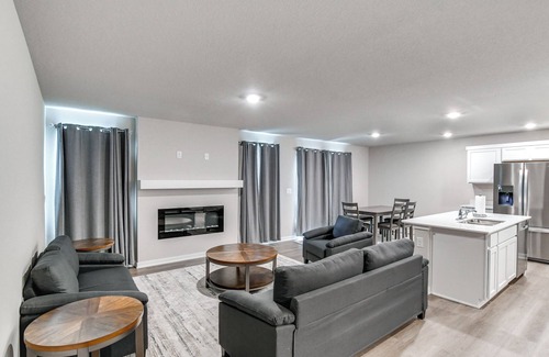 Waukee Casa | 1 Mi to Golf: Quiet Waukee Home w/ Fireplace!