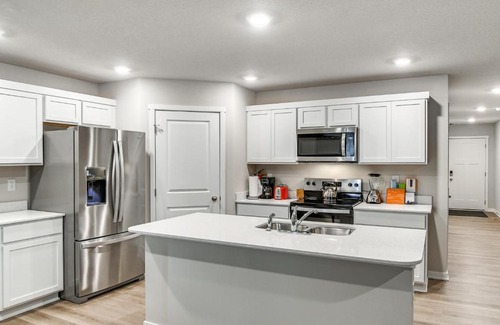 Waukee Casa | 1 Mi to Golf Quiet Waukee Home with Fireplace!