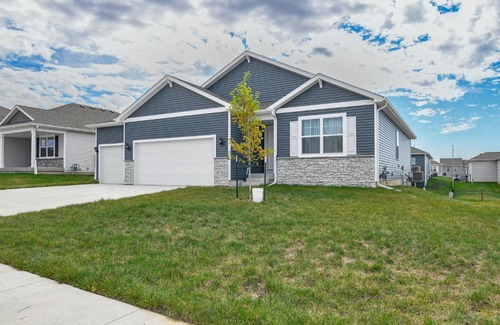 Waukee Casa | 1 Mi to Golf Quiet Waukee Home with Fireplace!