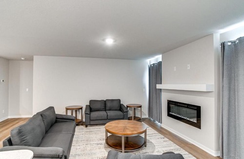 Waukee Casa | 1 Mi to Golf Quiet Waukee Home with Fireplace!