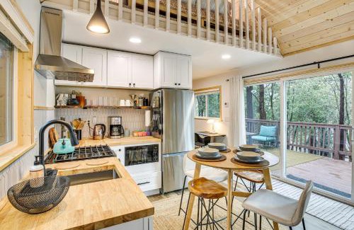 Crestline Apartamento | 1 Mi to Lake Cozy Crestline Cabin with Hot Tub!