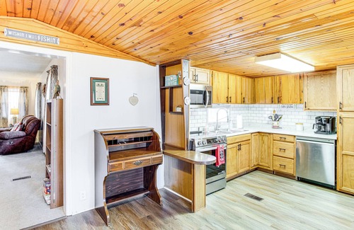 Hollands Landing Casa | 1 Mi to Lake Murray: Pet-Friendly Home w/ Deck