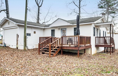 Hollands Landing Casa | 1 Mi to Lake Murray: Pet-Friendly Home w/ Deck