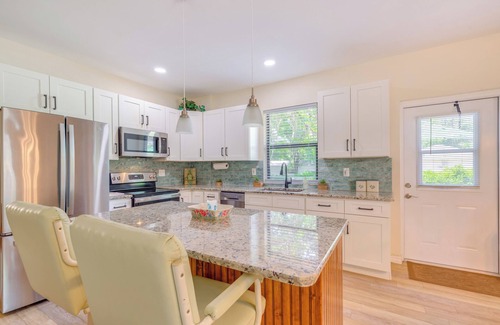 Crystal River Cabaña | < 1 Mi to Lake Rousseau: Waterfront Home!