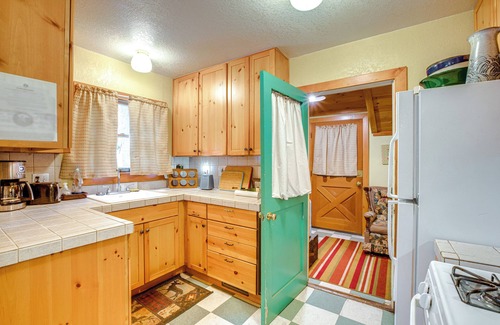 Tahoma Cabina | 1 Mi to Lake Tahoe: Rustic Cabin w/ Boat Dock