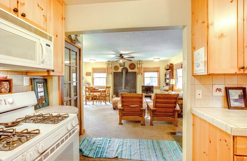 Tahoma Cabina | 1 Mi to Lake Tahoe: Rustic Cabin w/ Boat Dock