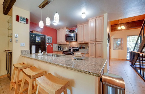 Kings Beach Condominio | 1 Mi to Lake Tahoe: Condo w/ Deck in Kings Beach!