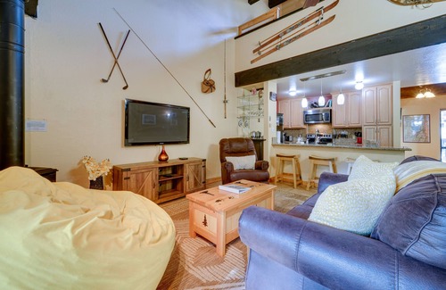 Kings Beach Condominio | 1 Mi to Lake Tahoe: Condo w/ Deck in Kings Beach!
